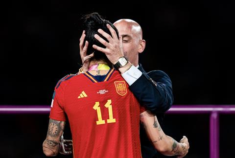 Cựu chủ tịch LĐBĐ Tây Ban Nha bị ném trứng giữa sự kiện ra mắt sách